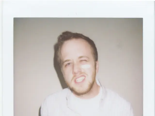 Symmetry in Eye Blinking: Understanding the Reason