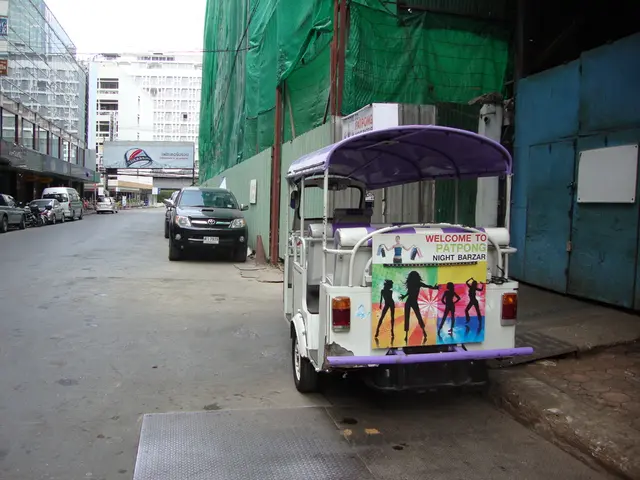 Japanese rickshaw driver endures scorching temperatures in Kyoto