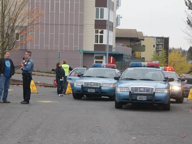 Forest House Evacuation: Firefighters Disperse Residents Due to Gas Leak